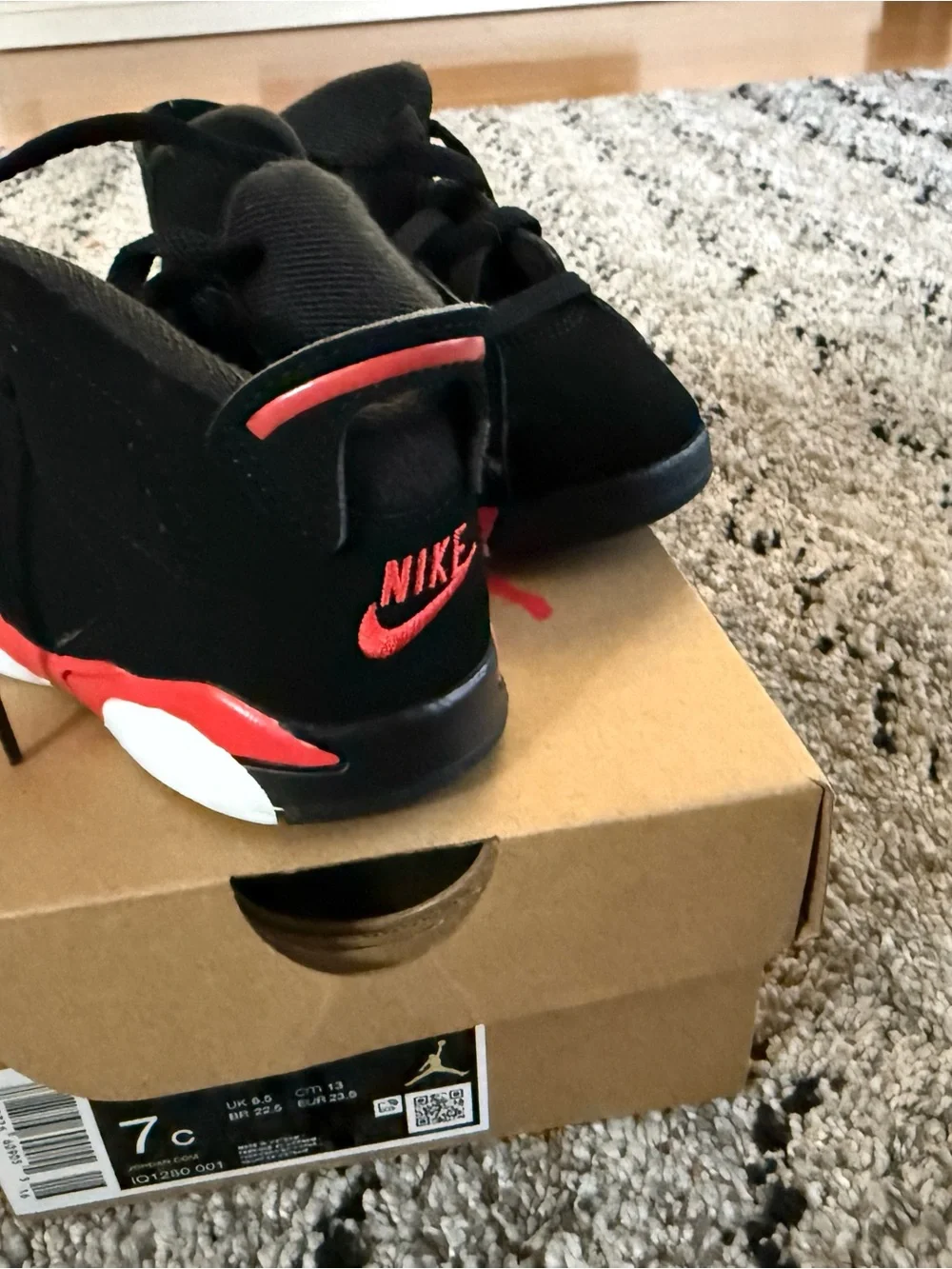Nike Kids Black and Red Low-Top Sneakers